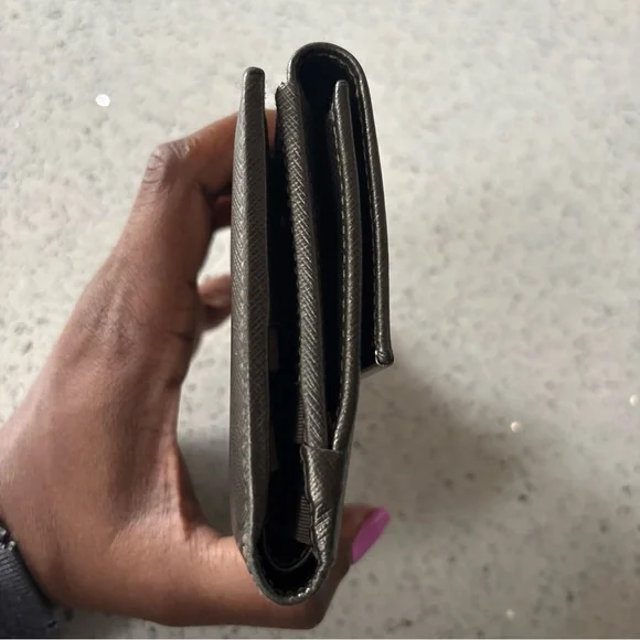 Women’s SALVATORE FERRAGAMO EUC Gold Bronze Metallic Trifold Wallet with Clasp - Picture 9 of 10